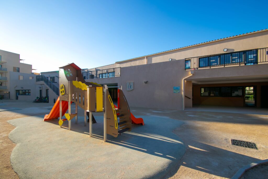 Cour de l'école Notre Dame de solliès-pont de l'institution sainte marthe notre dame un établissement privé catholique dans le var